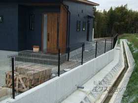 積水樹脂(セキスイ)のフェンス・柵 メッシュフェンス G10-R 自由柱施工 施工例