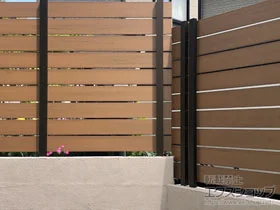 FandFのフェンス・柵 マイティウッド　ベーシック　9段貼り　隙間10mm 施工例