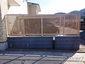 YKKAPのフェンス・柵 ルシアスフェンスH08型 縦板+細縦格子 複合カラー 自由柱施工 施工例