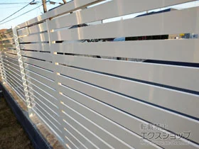 LIXIL(リクシル)のフェンス・柵 フェンスAB YS2型 横スリット2 フリーポールタイプ 施工例
