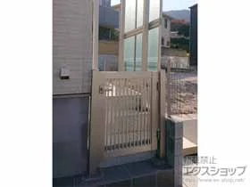 YKKAPの門扉 シンプレオ門扉10型 たて粗格子 片開き 門柱使用 施工例