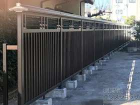 三協アルミのフェンス・柵 大和塀 2型 間仕切支柱 施工例