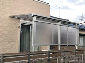 YKKAPのテラス屋根 ソラリア F型 テラスタイプ 単体 積雪〜20cm対応＋ 前面パネル 施工例