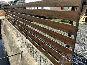 三協アルミのフェンス・柵 フレイナフェンス Y1型 木調タイプ フリー支柱タイプ 施工例