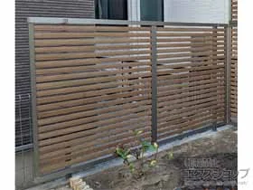 LIXIL(リクシル)のフェンス・柵 フェンスAB YS1型 横スリット1 木調カラー フリーポールタイプ 施工例