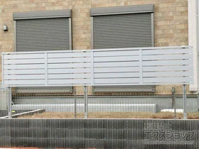 LIXIL(リクシル)のフェンス・柵 フェンスAB YS3型 横スリット3 アルミ多段柱仕様 (パネル1段) 施工例