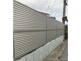 LIXIL(リクシル)のフェンス・柵 ミエーネフェンス 目隠しルーバータイプ ブロック建て用（パネル2段） 施工例