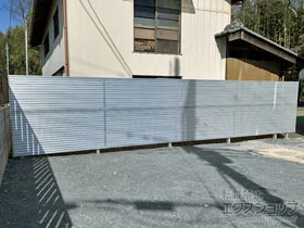 YKKAPのフェンス・柵 ミエーネフェンス 目隠しルーバータイプ 2段支柱 自立建て用 施工例