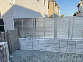 YKKAPのフェンス・柵 シンプレオフェンス5型 横目隠し　自由柱施工 施工例