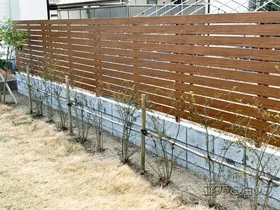 YKKAPのフェンス ルシアスフェンスH02型 横板格子 木調カラー・自由柱施工 施工例