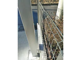 YKKAPのフェンス イーネットフェンス 3F型　自由柱施工 施工例