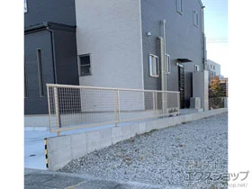 LIXIL(リクシル)のフェンス・柵 アルメッシュフェンス3型　フリーポールタイプ 施工例
