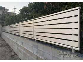 YKKAPのフェンス・柵 シンプレオフェンスSY1型 横スリット　自由柱施工 施工例