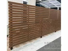 YKKAPのフェンス・柵 ルシアスフェンスH02型 横板格子 木調カラー 2段支柱 自立建て用*パネル2段 施工例
