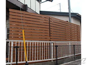 YKKAPのフェンス ルシアスフェンスH07型 横板 木調カラー 2段支柱 自立建て用(パネル2段) 施工例