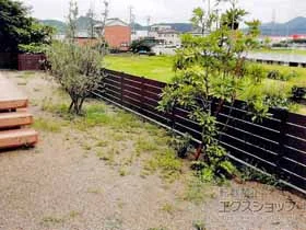FandFのフェンス・柵 マイティウッド リアルウッド 横貼り6段 隙間10mm 施工例