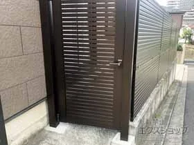YKKAPの門扉 シンプレオ門扉3型 横太格子 片開き 高尺タイプ 門柱使用 施工例
