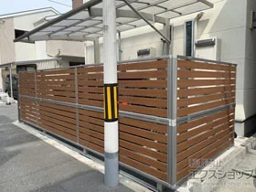 YKKAPのフェンス ルシアスフェンスF04型 横板 木目カラー 2段支柱 自立建て用(パネル2段） 施工例