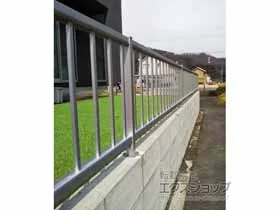 YKKAPのフェンス・柵 シンプレオフェンスT2型 縦格子16本 間仕切柱施工 施工例