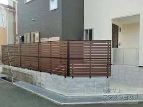 YKKAPのフェンス・柵 ルシアスフェンスF04型 横板 木目カラー 2段支柱 ブロック建て用 施工例