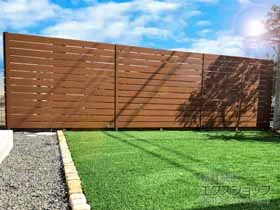 FandFのフェンス・柵 マイティウッド プレミアム  横貼り 13段貼 隙間10mm 施工例