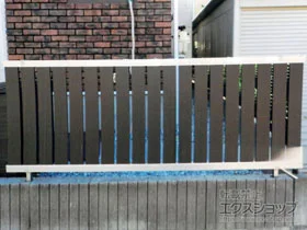 四国化成のフェンス・柵 バリューフェンス12型 木調カラー 自由支柱施工 施工例