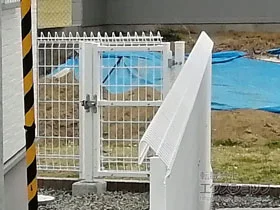 積水樹脂(セキスイ)の門扉 メッシュフェンスG10 門扉 片開き 柱使用 施工例