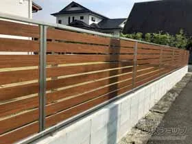 YKKAPのフェンス・柵 ルシアスフェンスF04型 横板 木目カラー　 自由柱施工 施工例