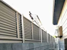 YKKAPのフェンス・柵 シンプレオフェンス13型 ルーバー 自由柱タイプ 施工例