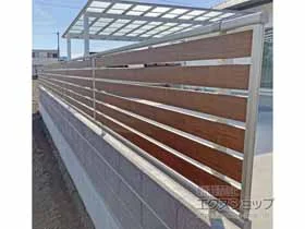 YKKAPのフェンス ルシアスフェンスF04型 横板 木目カラー 自由柱タイプ 施工例