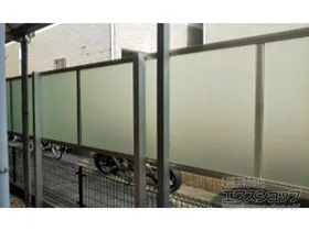 YKKAPのフェンス・柵 シンプレオフェンスP1型 目隠しポリカパネル 2段支柱 自立建て用（パネル1段） 施工例