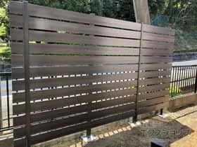 FandFのフェンス・柵 マイティウッド デコ 横貼り12段 隙間20mm 施工例