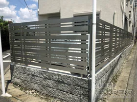 YKKAPのフェンス・柵 ルシアスフェンスH03型 横板+細横格子 アルミカラー 自由柱施工 施工例