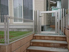 YKKAPの門扉 シンプレオ門扉M1型 メッシュ 片開き 門柱使用 施工例