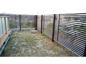 YKKAPのフェンス・柵 ルシアス スクリーンフェンスS01型 木調色　自由柱 施工例