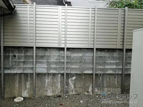 LIXIL(リクシル)のフェンス・柵 フェンスAB YM1型 横目隠し1　多段柱(パネル1段) 施工例