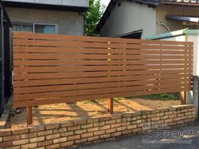 YKKAPのフェンス・柵 ルシアスフェンスH02型 横板格子 木調カラー 上段のみ設置 自立建て用 施工例