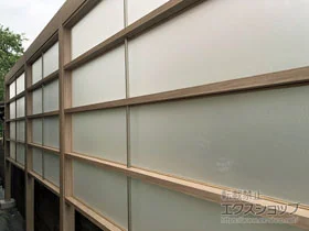 LIXIL(リクシル)のフェンス・柵 Gスクリーン 横格子 パネル4段 間仕切りタイプ 施工例