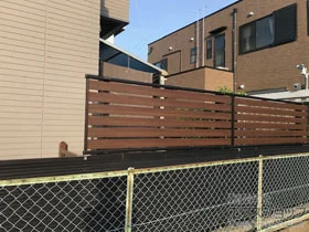 YKKAPのフェンス・柵 ルシアスフェンスF04型 横板 木目カラー 上段のみ設置 自立建て用 施工例