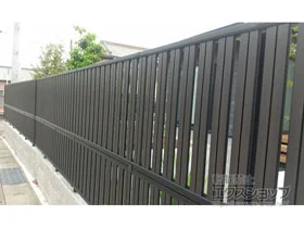 YKKAPのフェンス・柵 ルシアスフェンスF03型 たて半目隠し 木調カラー 2段支柱 ブロック建て用（パネル2段） 施工例