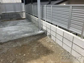 YKKAPのフェンス・柵 ミエーネフェンス 目隠しルーバータイプ　自由柱施工 施工例