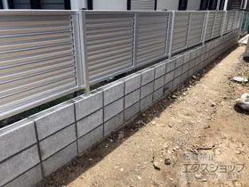 YKKAPのフェンス ミエーネフェンス 目隠しルーバータイプ　自由柱施工 施工例