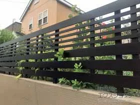 YKKAPのフェンス・柵 ルシアスフェンスH04型 横板+細横格子 アルミカラー 自由柱施工 施工例