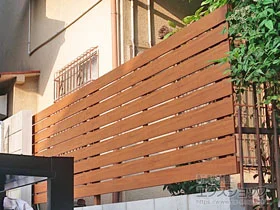 YKKAPのフェンス・柵 ルシアスフェンスH02型 横板格子 木調カラー 自由柱施工 施工例