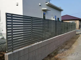 LIXIL(リクシル)のフェンス・柵 フェンスAB YS2型 横スリット2　フリーポールタイプ 施工例