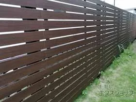 YKKAPのフェンス・柵 ルシアスフェンスH02型 横板格子 木調カラー 2段支柱 自立建て用（パネル2段） 施工例