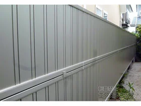 YKKAPのフェンス・柵 シンプレオフェンス6型 たて目隠し 2段支柱 自立建て用 施工例