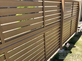 YKKAPのフェンス・柵 ルシアスフェンスH02型 横板格子 木調カラー 2段支柱 自立建て用（パネル2段） 施工例