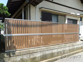 YKKAPのフェンス・柵 ルシアスフェンスF03型 たて半目隠し 木調カラー 2段支柱 自立建て用(パネル2段) 施工例