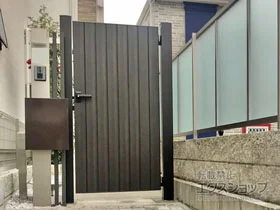 YKKAPの門扉 ルシアス門扉BW03型 たて板張り(鋲なし) 片開き 木調カラー 門柱使用 施工例